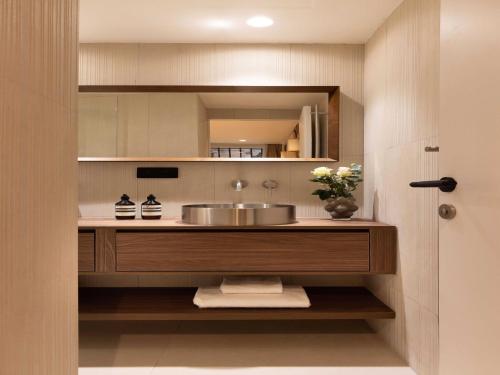 - une cuisine avec un évier et un miroir dans l'établissement Beautiful Studio with AC - 2P - Marais, à Paris