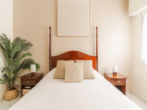 une chambre avec un grand lit blanc avec deux tables de nuit dans l'établissement Modern Apartment with Terrace Trouville, à Trouville-sur-Mer