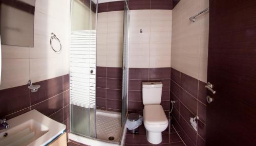 Theano Apartments tesisinde bir banyo