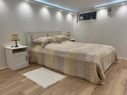 a bedroom with a bed and a night stand with a lamp at Charmant appartement moderne à Trouville in Trouville-sur-Mer