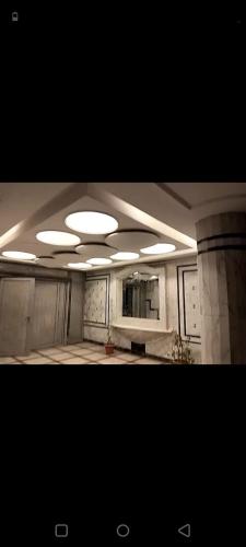 ein leeres Zimmer mit Deckenbeleuchtung in der Unterkunft شقه مفروشه بحدائق حلوان كورنيش مباشر in Jazīrat al Badrashayn