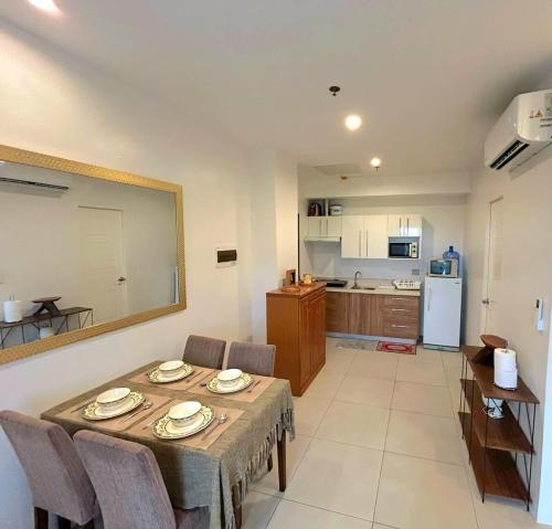 Η κουζίνα ή μικρή κουζίνα στο Matina Enclaves 2 Bedroom Unit