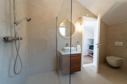 Bilik mandi di Family friendly house with a swimming pool Sumartin, Brac - 23765