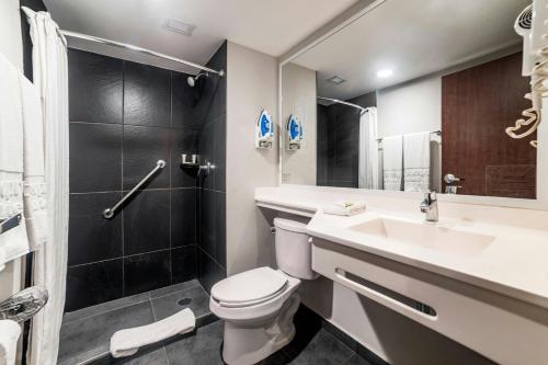 un bagno con wc, lavandino e doccia di City Express by Marriott Tuxpan a Tuxpan de Rodríguez Cano