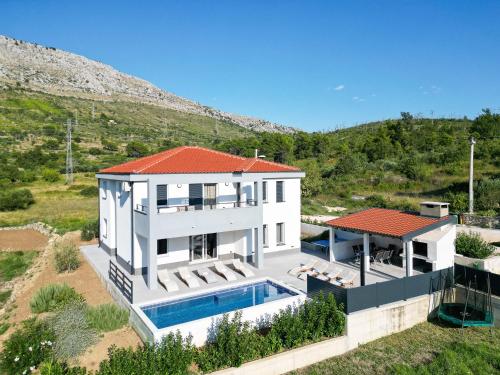 Family friendly house with a swimming pool Srinjine, Split - 23770