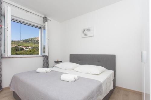 Un pat sau paturi într-o cameră la Family friendly house with a swimming pool Srinjine, Split - 23770