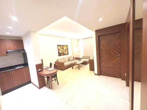 Kuchyň nebo kuchyňský kout v ubytování King Suites Hotel