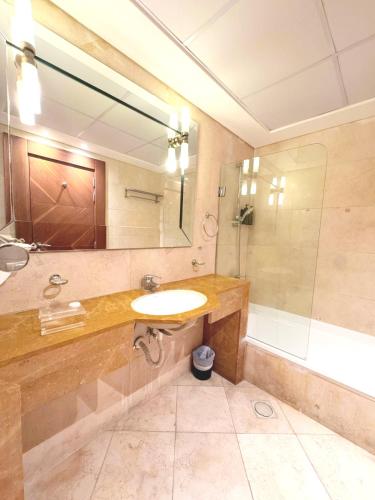 Koupelna v ubytování King Suites Hotel