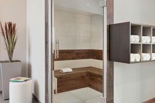 Un baño de Courtyard by Marriott Linz