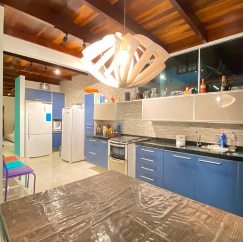 una cucina con armadi blu e un grande piano di lavoro di Casa na praia dos carneiros em condomínio Village a Tamandaré