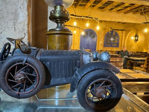 a small black car on display in a room at Amerdoul in Icht