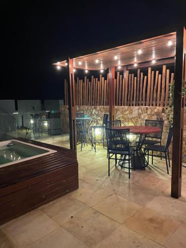 Bazén v ubytování Loft Charmoso com Rooftop no Vila das Dunas nebo v jeho okolí