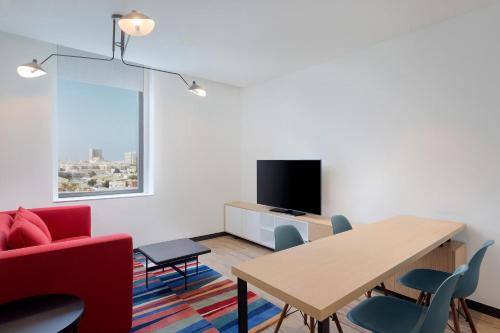 Телевизор и/или развлекательный центр в Aloft Al Mina, Dubai Jumeirah