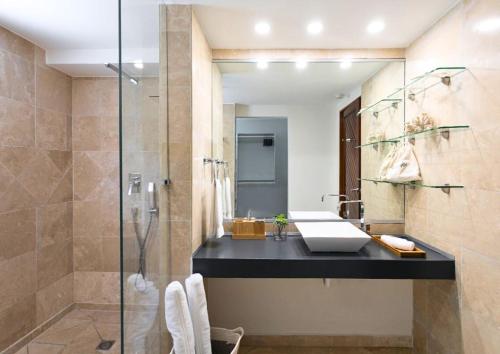 a bathroom with a sink and a shower at Villa en Sea in Philipsburg