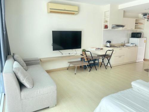 Μια τηλεόραση ή/και κέντρο ψυχαγωγίας στο Condo The Beach Bangsaen 327-2 Pool-Access