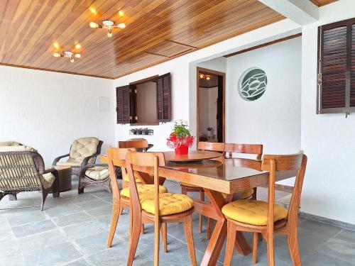 Posezení v ubytování Casa Moderna - 2 Suítes próxima ao Portal em Campos do Jordão