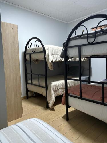 a room with two bunk beds in a room at Villa MAS - Condominio Hacienda II in Pachacamac