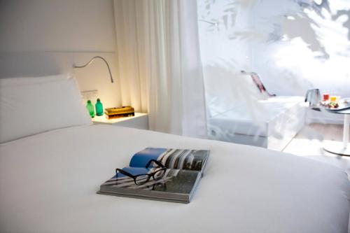 Katil atau katil-katil dalam bilik di Renaissance Barcelona Fira Hotel