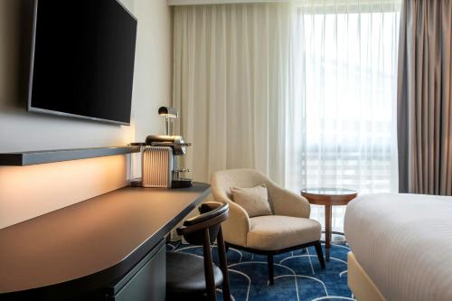 Μια τηλεόραση ή/και κέντρο ψυχαγωγίας στο Courtyard by Marriott Paris Arcueil