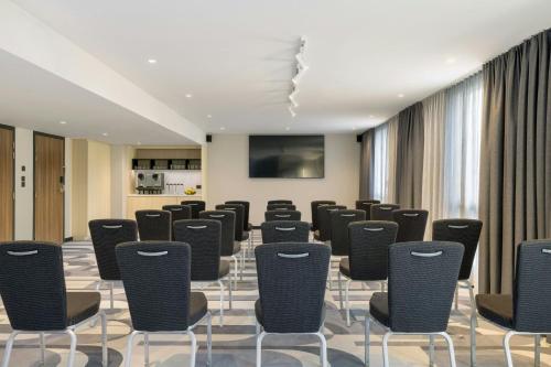 Μια τηλεόραση ή/και κέντρο ψυχαγωγίας στο Courtyard by Marriott Paris Arcueil