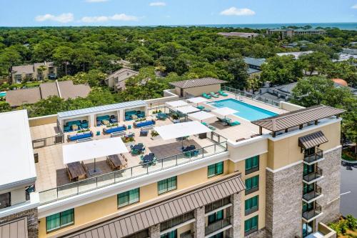 Bazén v ubytování Courtyard by Marriott Hilton Head Island nebo v jeho okolí