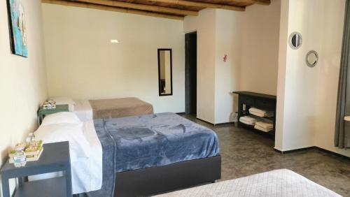 una habitación de hotel con dos camas y una mesa en Villas ARVEM 1, en La Sabana