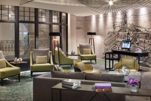 Χώρος καθιστικού στο Renaissance Paris La Defense Hotel