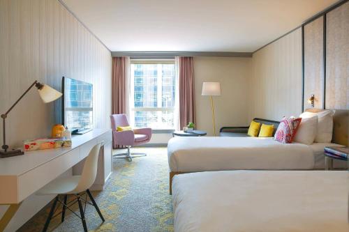 Postel nebo postele na pokoji v ubytování Renaissance Paris La Defense Hotel