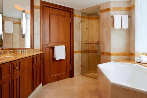 Koupelna v ubytování Renaissance Paris La Defense Hotel