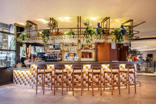 Ο χώρος του lounge ή του μπαρ στο Renaissance Paris La Defense Hotel