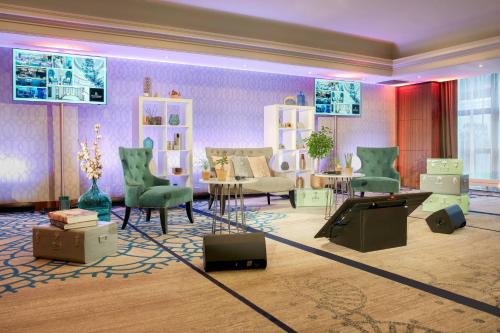 Χώρος καθιστικού στο Renaissance Paris La Defense Hotel