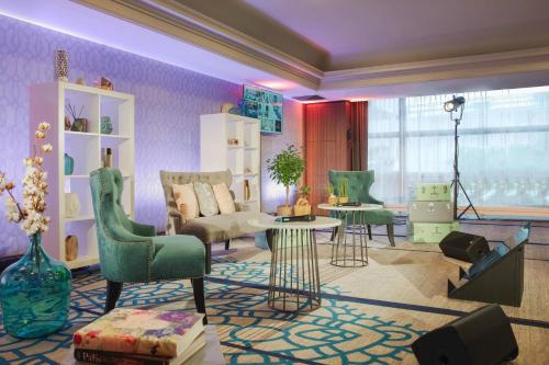 Χώρος καθιστικού στο Renaissance Paris La Defense Hotel