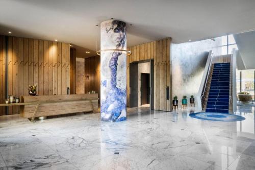 a lobby with a pillar in the middle of a building at Hotel Nia, Autograph Collection in Menlo Park