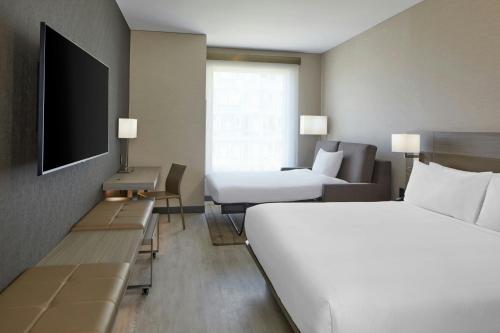 Katil atau katil-katil dalam bilik di AC Hotel by Marriott Sacramento