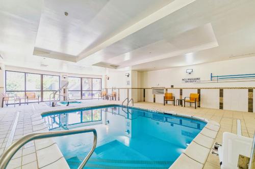 a large indoor swimming pool in a large building at Courtyard Biloxi North/D'Iberville in Biloxi