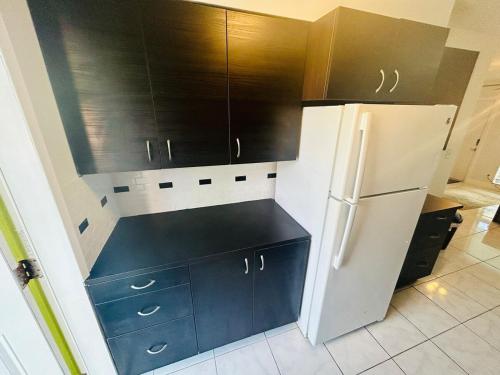 Küche/Küchenzeile in der Unterkunft 2 min walk to beach & free parking Lauderdale 21-2