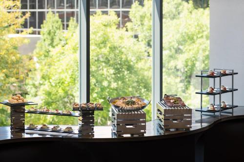 Makanan di atau berdekatan hotel