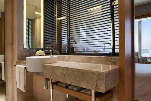 Bilik mandi di Renaissance Hong Kong Harbour View Hotel