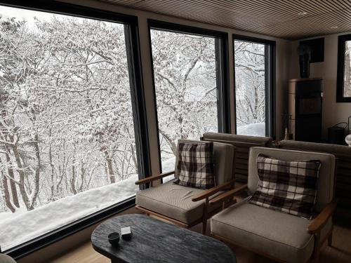 Posezení v ubytování KASASAGI Lodge, Madarao