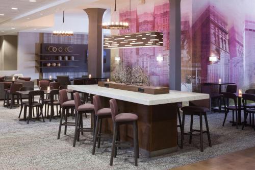 a bar in a restaurant with stools and a counter at Courtyard Omaha Downtown/Old Market Area in Omaha