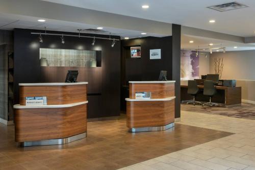 Ο χώρος του λόμπι ή της ρεσεψιόν στο Courtyard by Marriott Lincroft Red Bank
