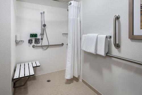 Koupelna v ubytování Courtyard by Marriott Lincroft Red Bank