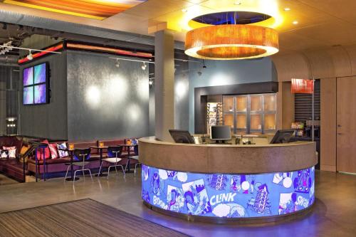 a lobby with a bar and a dining area at Aloft Chesapeake in Chesapeake