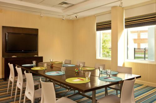 a conference room with a table and chairs at Aloft Chesapeake in Chesapeake