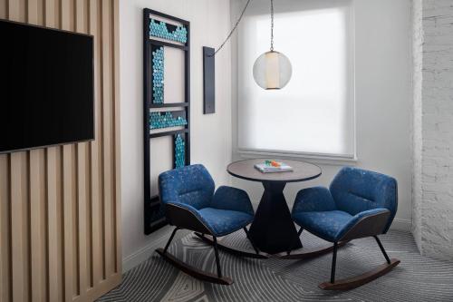 Glass Light Hotel & Gallery, Autograph Collectionにあるテレビまたはエンターテインメントセンター