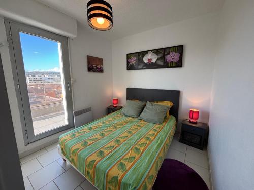 une chambre avec un lit et une grande fenêtre dans l'établissement T4 en Front de Mer pour 6 pers avec Climatisation et Parking à Narbonne-Plage - FR-1-795-58, à Narbonne