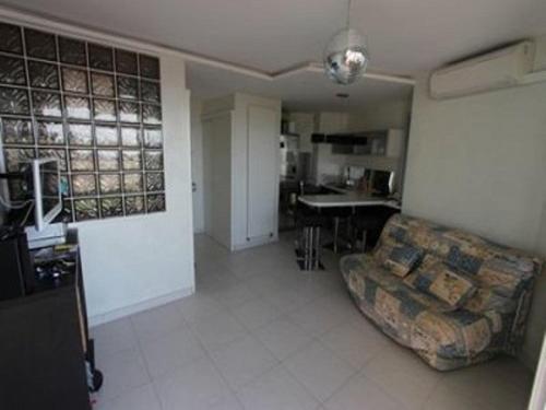 un salon avec un canapé et une table dans l'établissement Appartement climatisé 2 pièces cabine, 6 couchages, Port Camargue - FR-1-731-115, au Grau-du-Roi