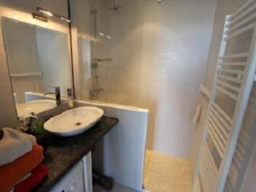 une salle de bain avec un lavabo blanc et un miroir dans l'établissement Appartement climatisé 2 pièces cabine, 6 couchages, Port Camargue - FR-1-731-115, au Grau-du-Roi