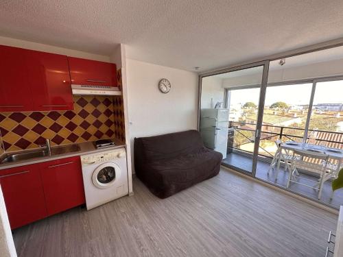 - une cuisine avec un canapé, une cuisinière et un four micro-ondes dans l'établissement Studio cabine rénové 4 pers au Grau-du-Roi avec piscine et parking - FR-1-731-117, au Grau-du-Roi