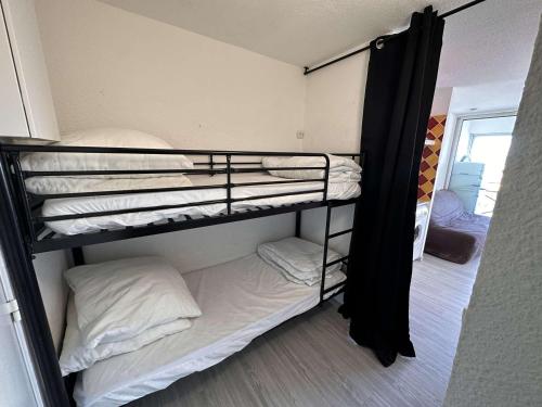 une chambre avec deux lits superposés dans l'établissement Studio cabine rénové 4 pers au Grau-du-Roi avec piscine et parking - FR-1-731-117, au Grau-du-Roi